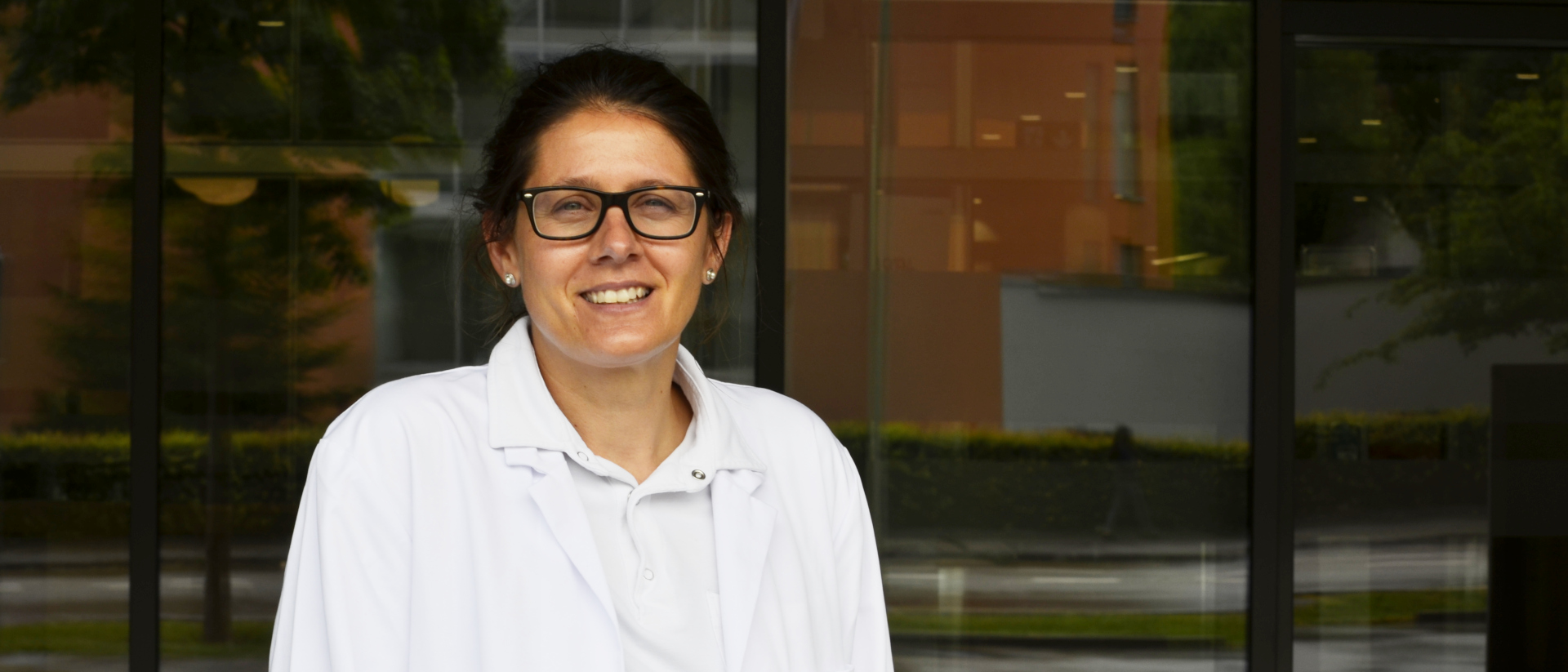 Manuela Theiler beim Eingang des Spitals Limmattal in Schlieren ZH