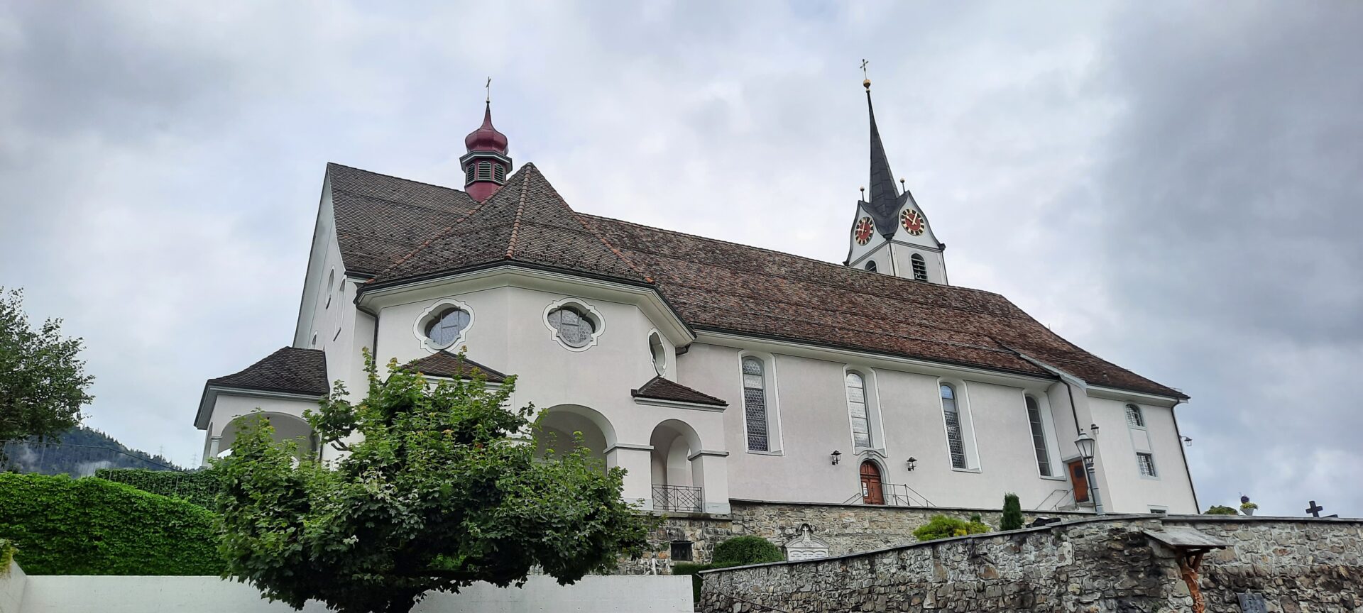 Pfarrkirche St. Leonhard Ingenbohl-Brunnen auf dem Pfarrkirchenhügel