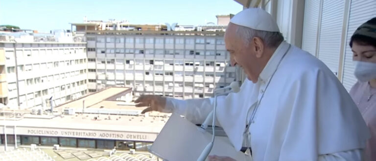 Der Papst spricht das Angelus-Gebet von der Gemelli-Klinik aus. | Vatican Media Live
