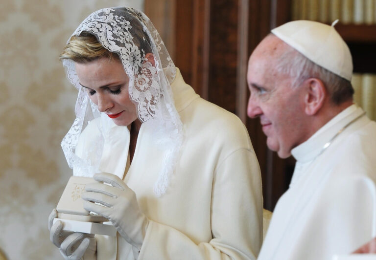 Beim letzten Papstbesuch 2016 erschien Fürstin Charlene in Weiss. | ©Epa/Filippo Monteforte/Pool