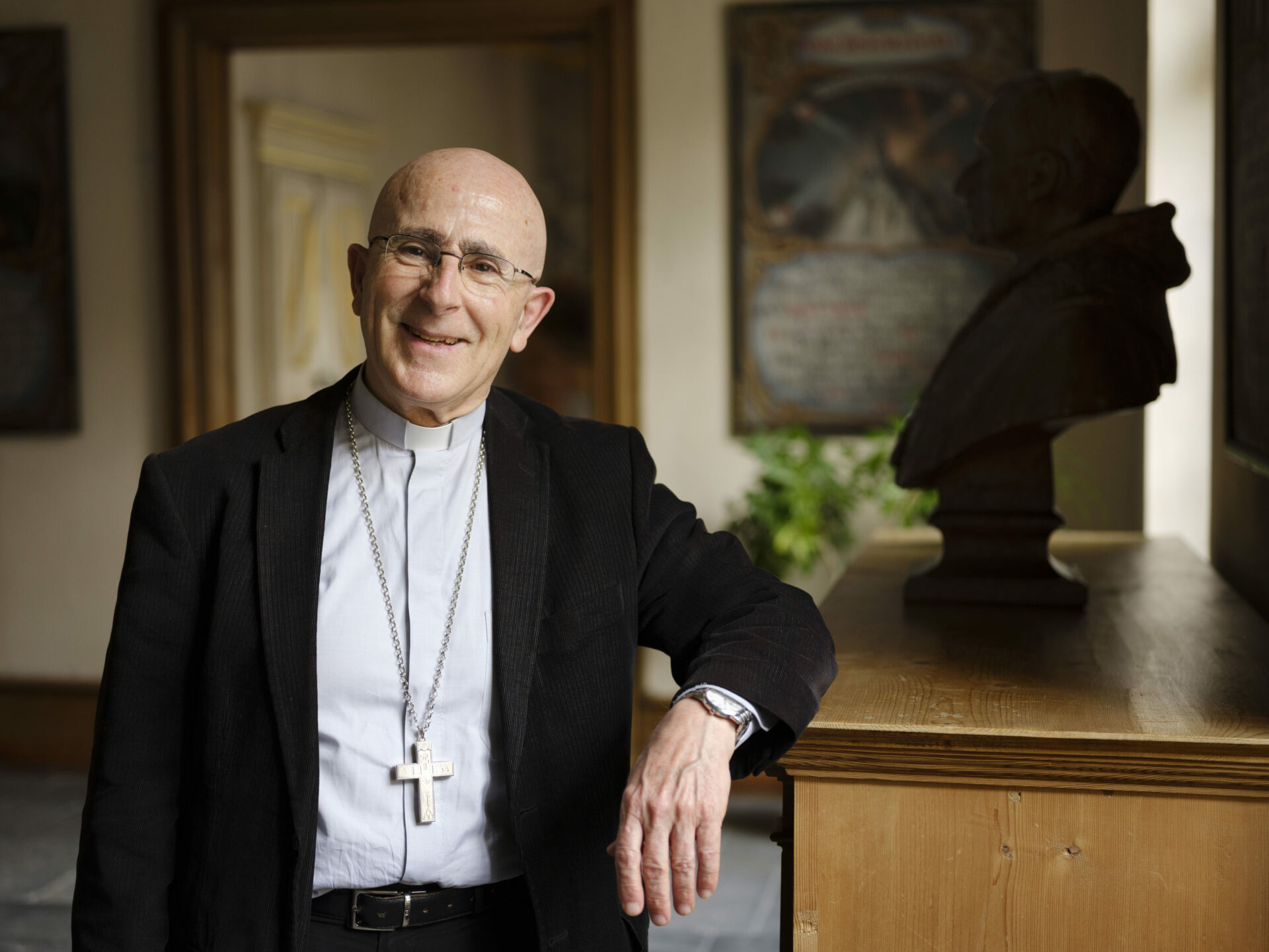 Der Bischof von Chur Joseph M. Bonnemain, portraitiert am 26. April 2021 im Bischoeflichen Schloss in Chur. (KEYSTONE/Christian Beutler)