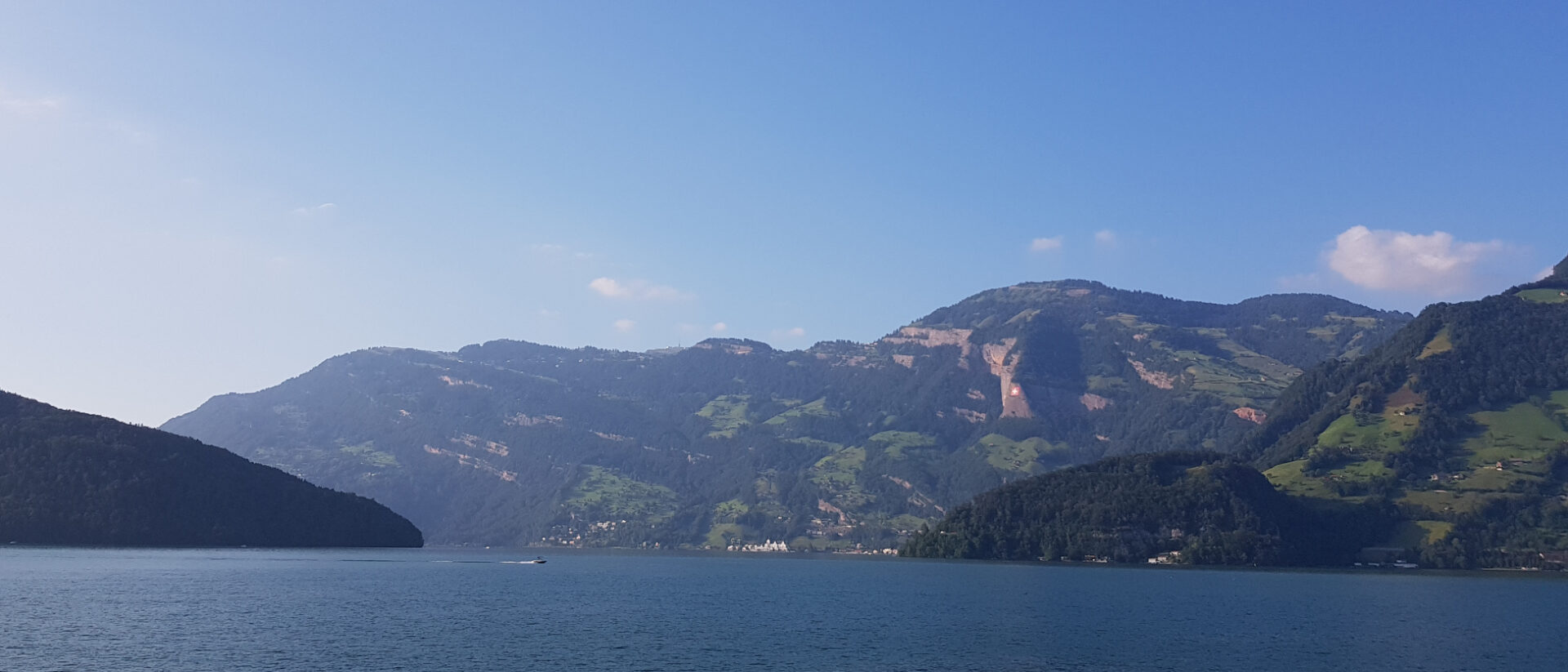 Die grösste Schweizerfahne der Zentralschweiz ist oberhalb von Vitznau an der Rigi zu sehen.