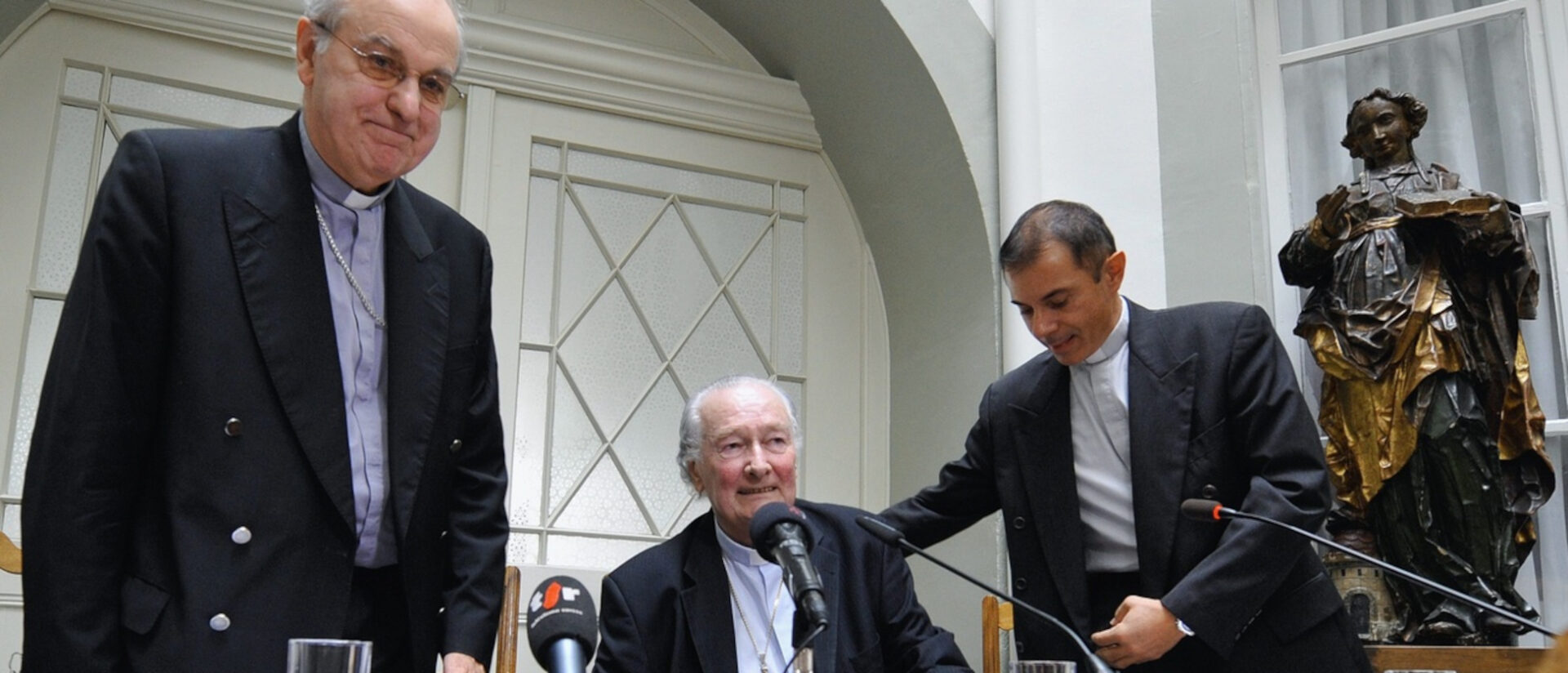 Von links Weihbischof Pierre Farine, Bischof Bernard Genoud, Nicolas Betticher. Sie informieren 2009 über den bösartigen Tumor in der Lunge Bernard Genouds.