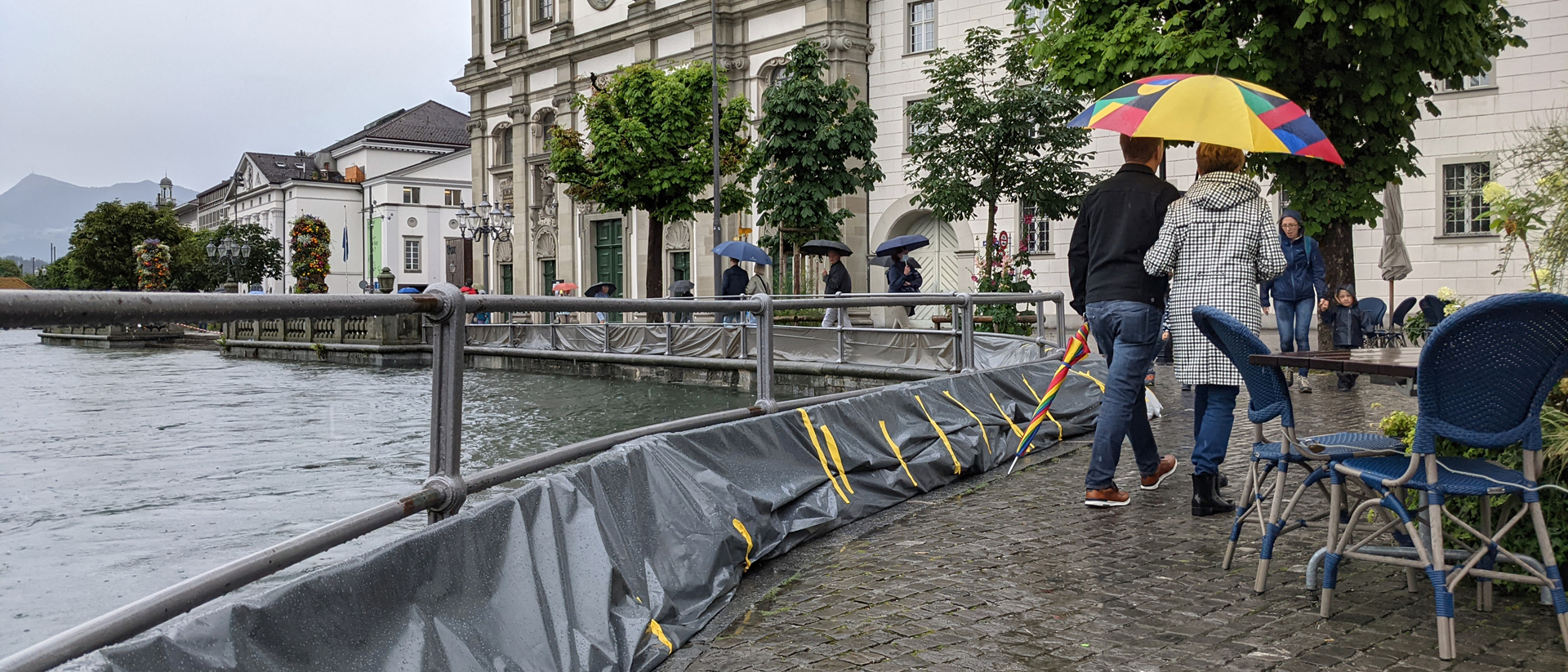 Hochwasser-Schutz in Luzern vor der Jesuitenkirche