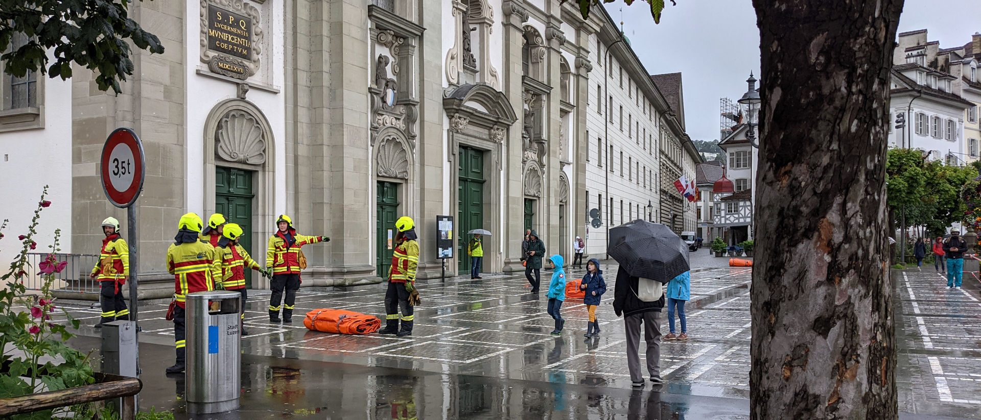 Hochwasser-Schutz in Luzern vor der Jesuitenkirche