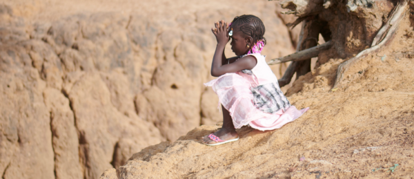 Mädchen aus Mali, wo der Klimawandel hautnah spürbar ist. | Fabian Biasio/Caritas Schweiz