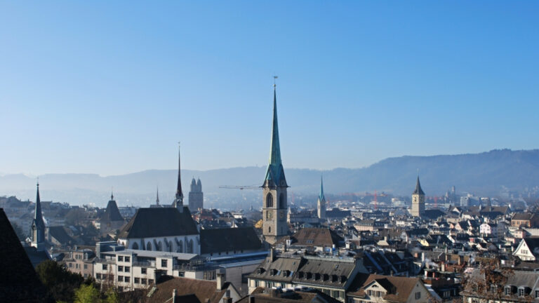 Blick auf die Altstadt von Zürich mit ihren Kirchen, im Vordergrund die Predigerkirche.. | Barbara Ludwig