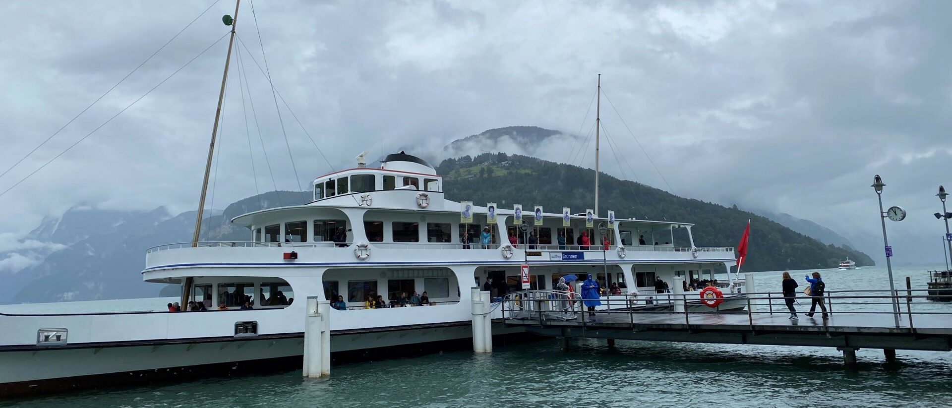 Dieses Schiff bringt die Frauen zum Rütli. Die Tafeln erinnern an Pionierinnen der Frauenbewegung.