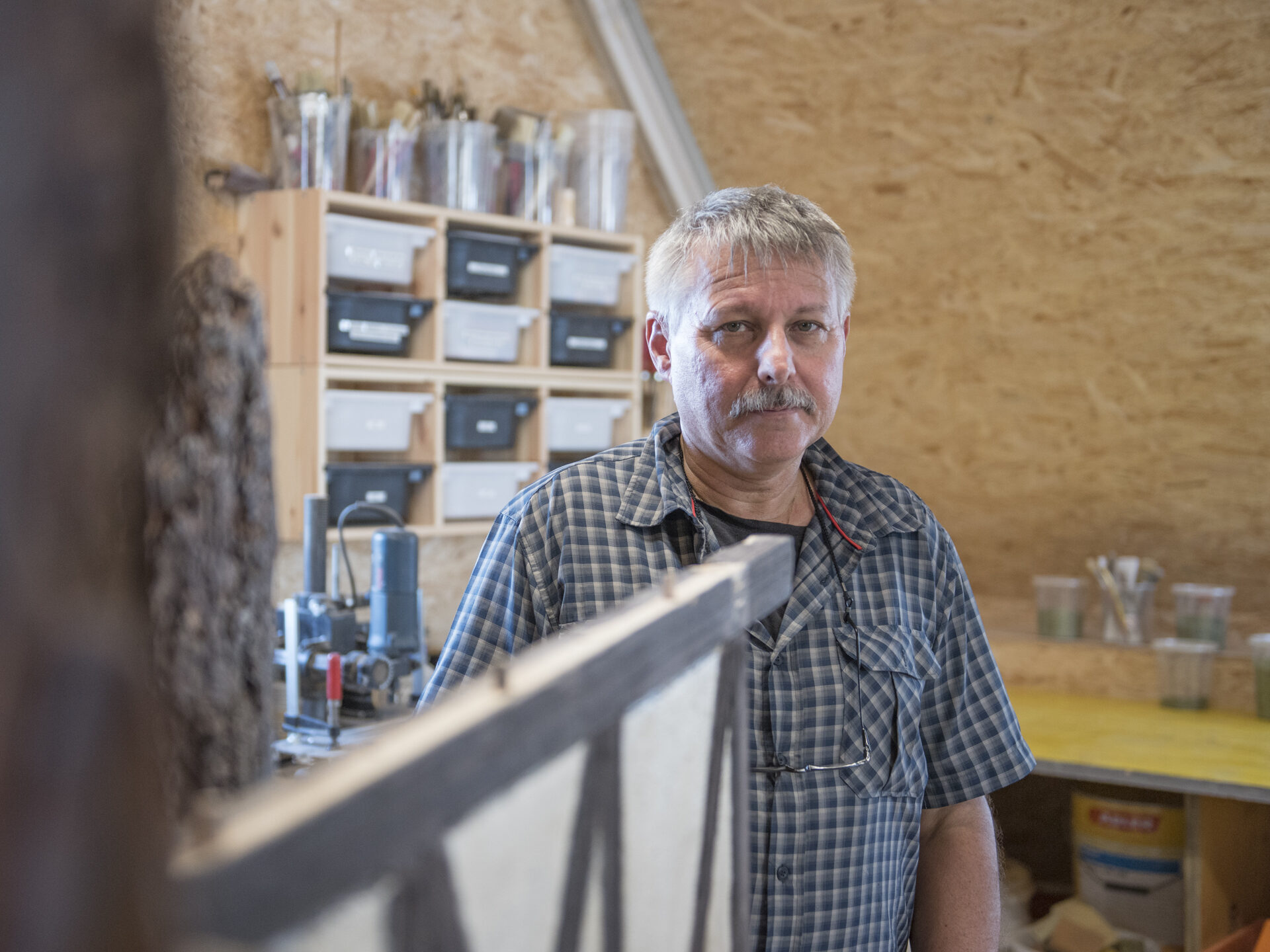 Im Dachgeschoss eines Pfarrhaus-Nebengebäudes hat der Krippenbauverein Montlingen-Eichenwies seine Werktstatt eingerichtet - Präsident Daniel Kühnis.