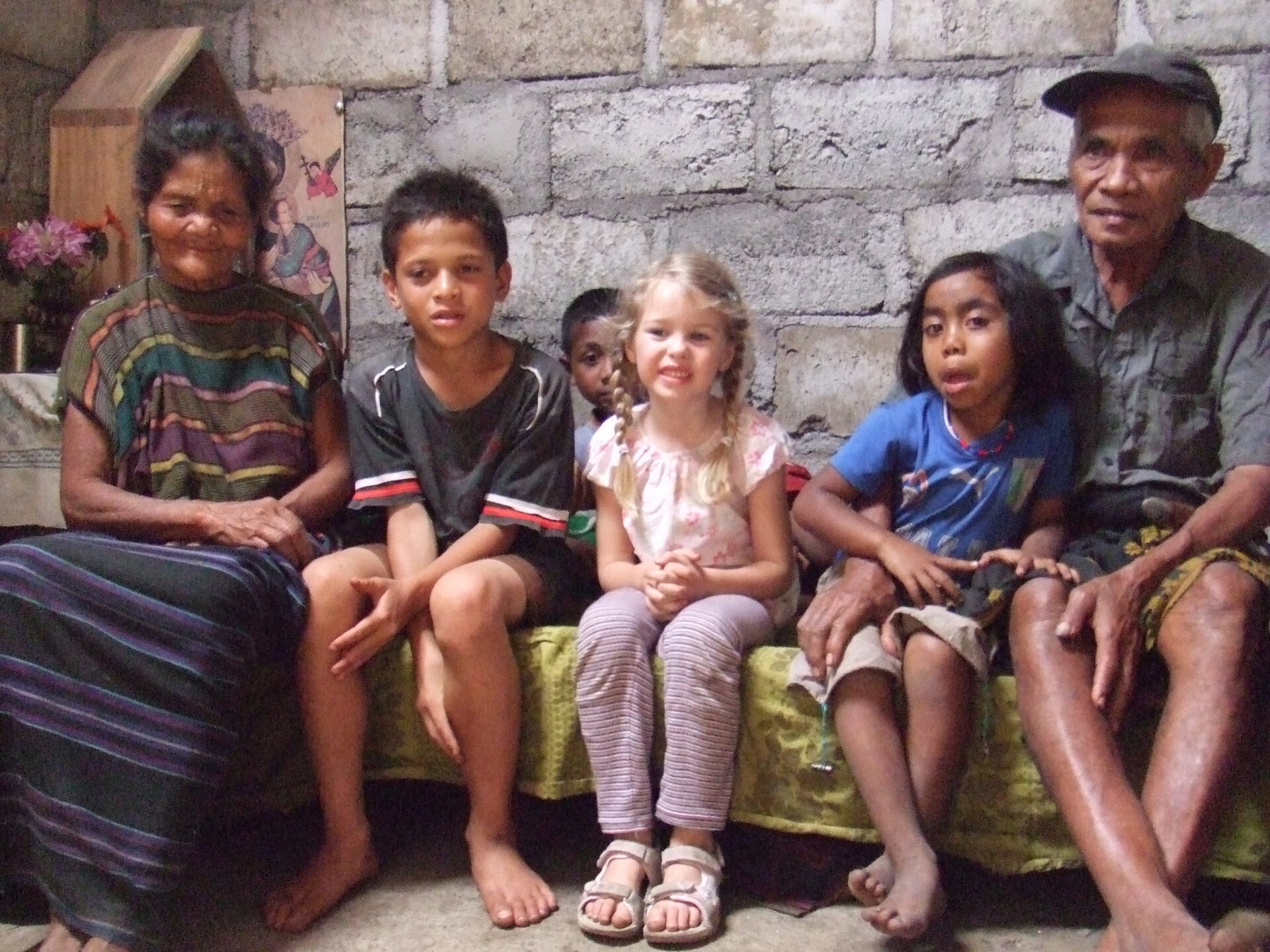 Romana Büchels Tochter bei der indonesischen Familie in Flores.
