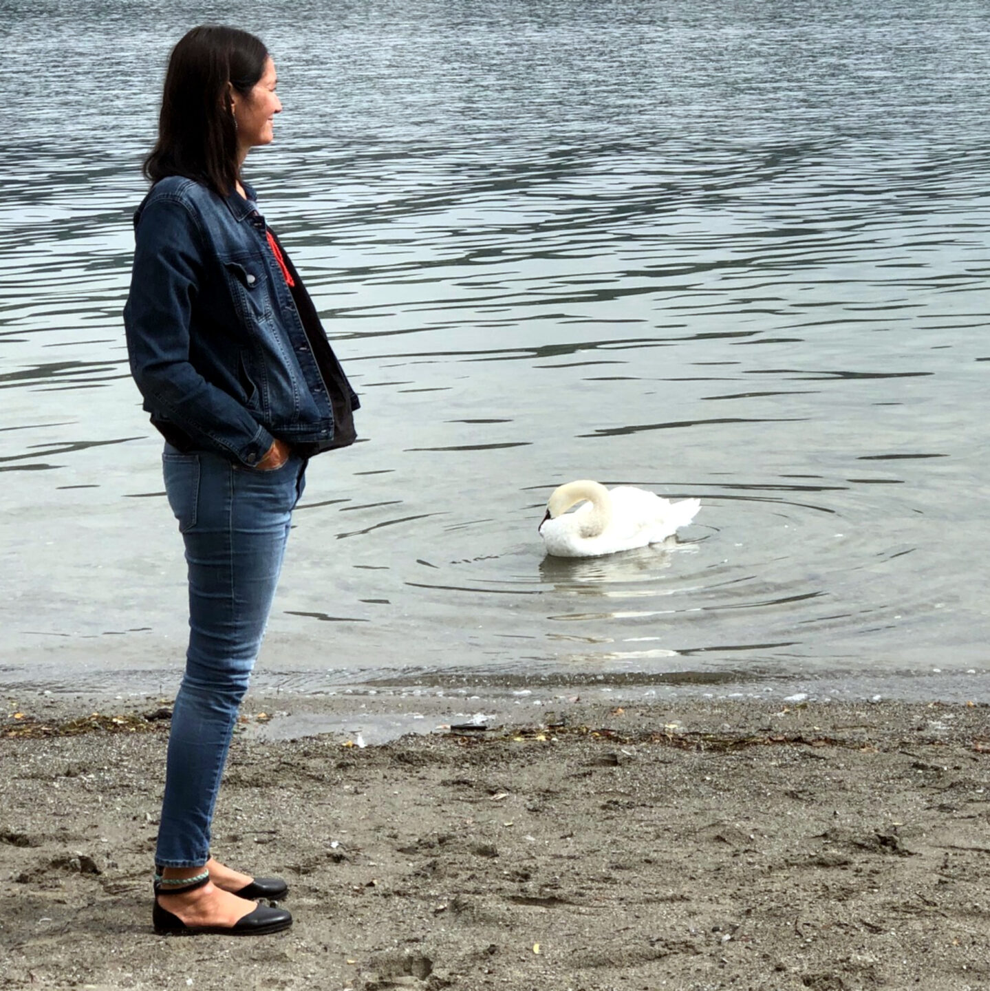 Romana Büchel blickt im Strandbad «Ufschötti» auf den Vierwaldstättersee.