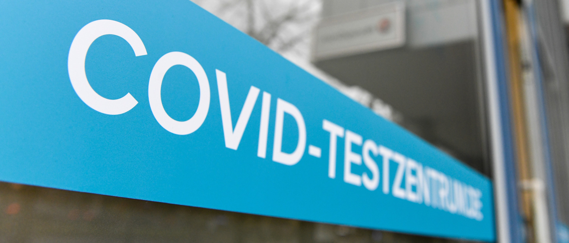 Schild vor dem Testzentrum für den Corona-Test in Köln.