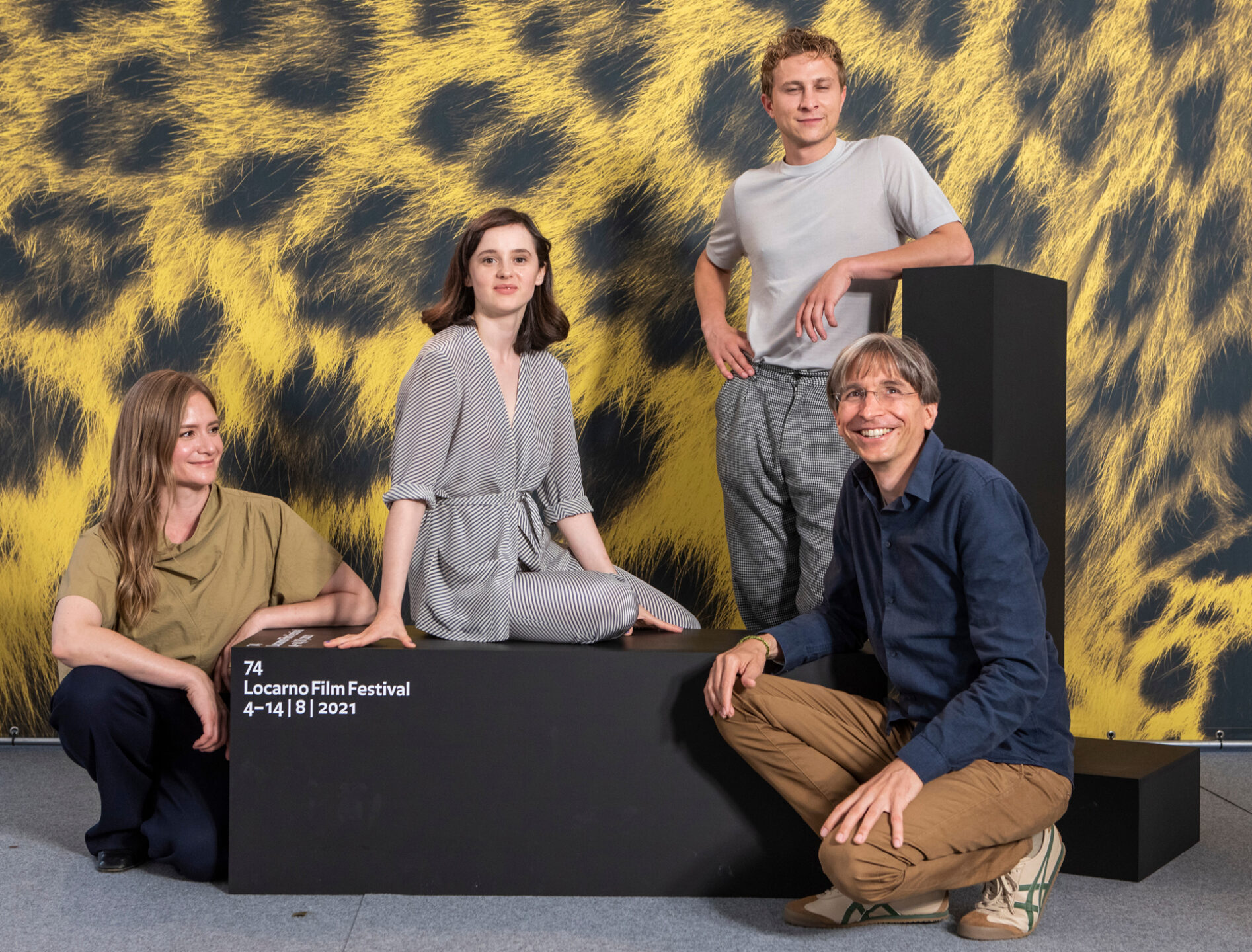 Regisseur Stefan Jäger (vorne) mit Darstellern aus dem Film in Locarno: (v.l.) Julia Jentsch, Maresi Riegner, Max Hubacher.