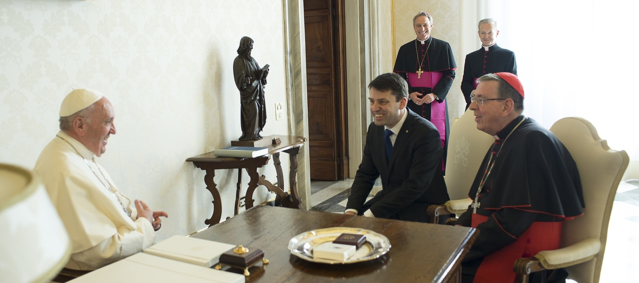 Papst Franziskus im Gespräch mit Gottfried Locher und Kurienkardinal Kurt Koch. Links im Hintergrund steht Georg Gänswein.