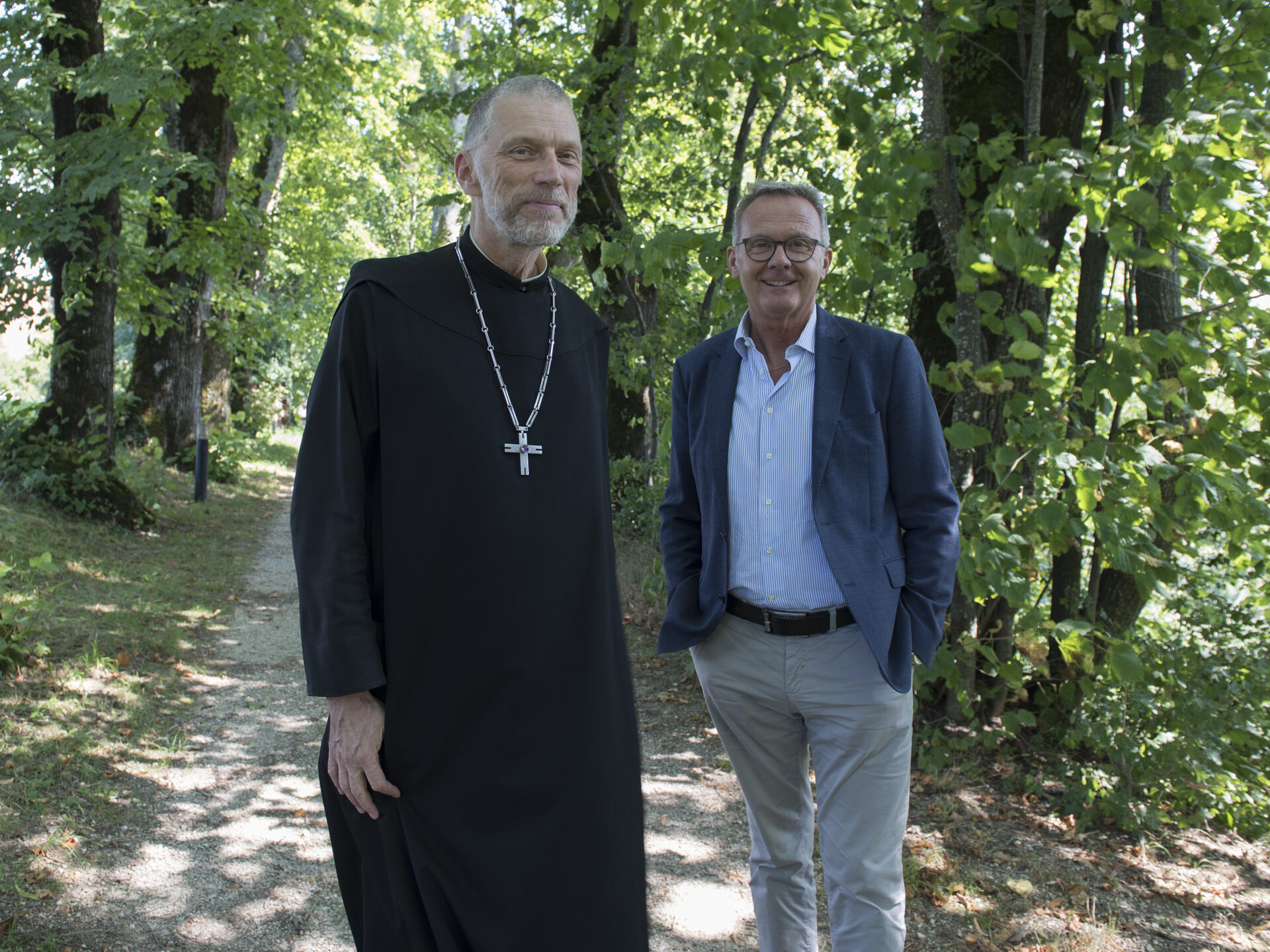 "In dieser Allee kommen wir auf die besten Ideen" – Abt Peter von Sury und «Mariastein 2025»-Projektleiter Mariano Tschuor.
