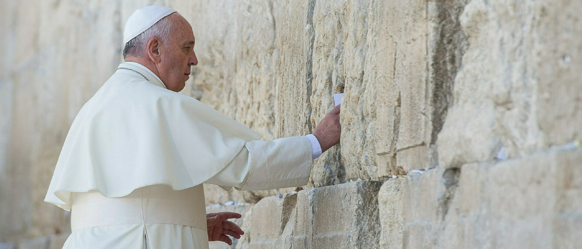 Papst Franziskus betet am 26. Mai 2014 an der Klagemauer in Jerusalem.