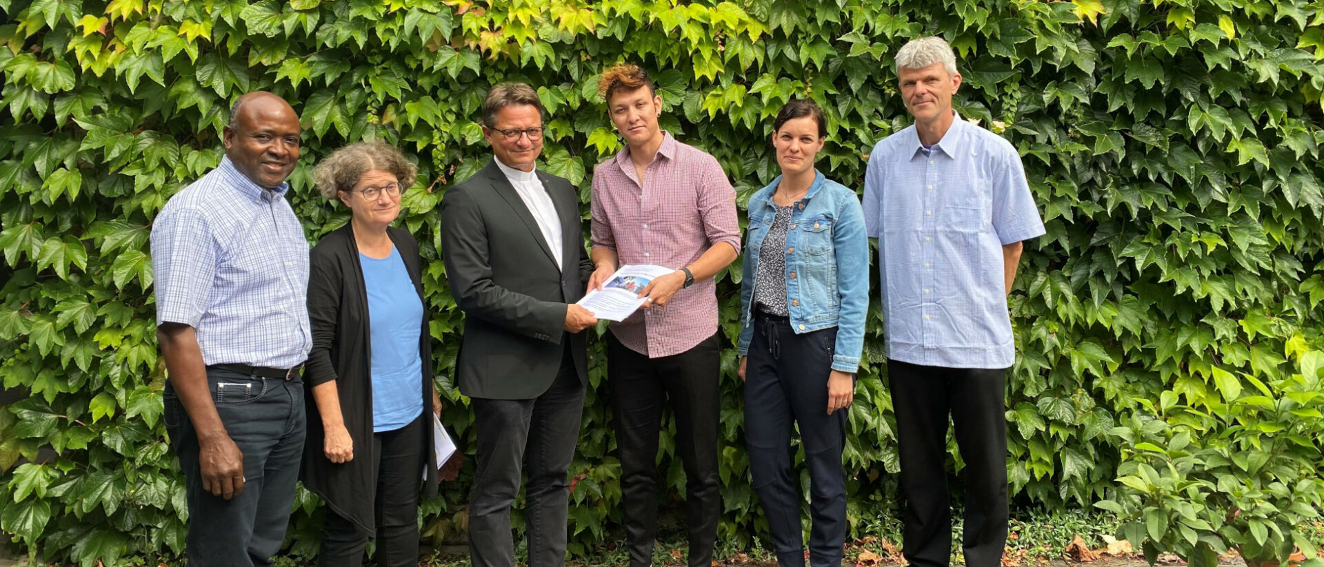 Engagement für Flüchtlinge im September 2021: von links Chika Uzor, Nicola Neider Ammann, Bischof Felix Gmür, Reza Hosseini, Stefanie Gisler und Christoph Albrecht.