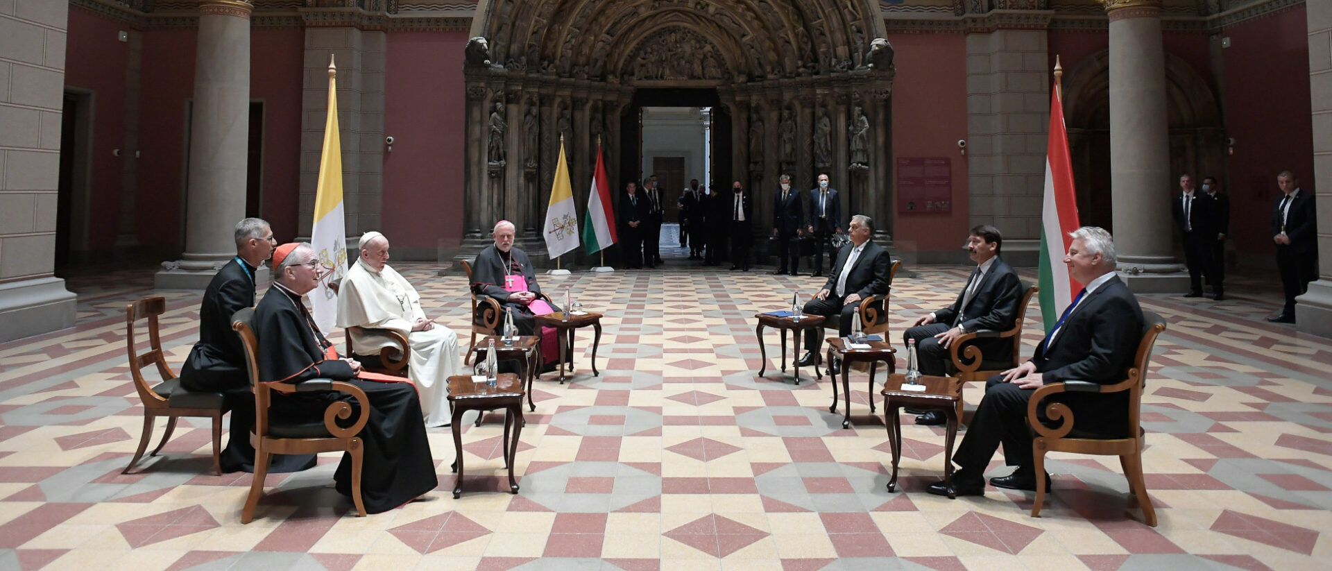 Empfang von Papst Franziskus durch Viktor Orban (rechts hinten), im September 2021.