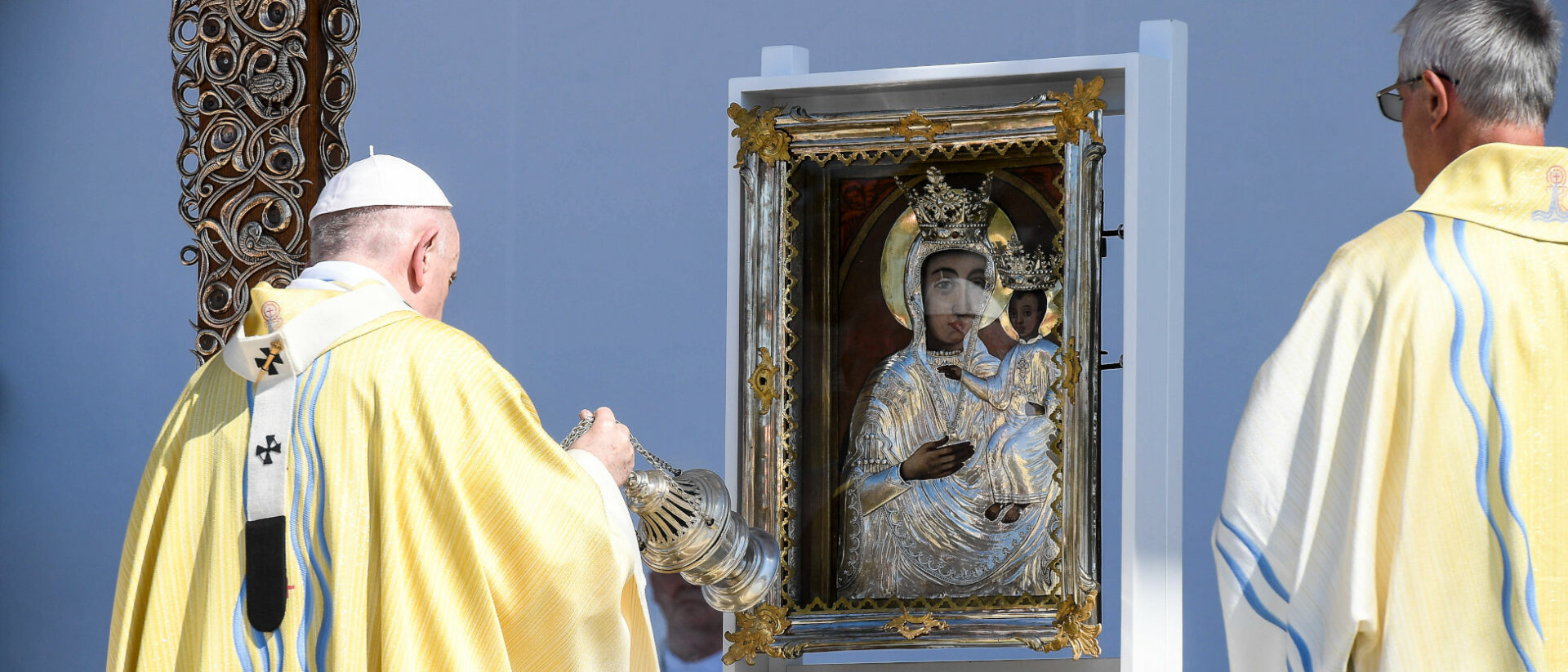 Papst Franziskus inzensiert eine Marienikone mit Weihrauch bei der Abschlussmesse des 52. Eucharistischen Weltkongresses.