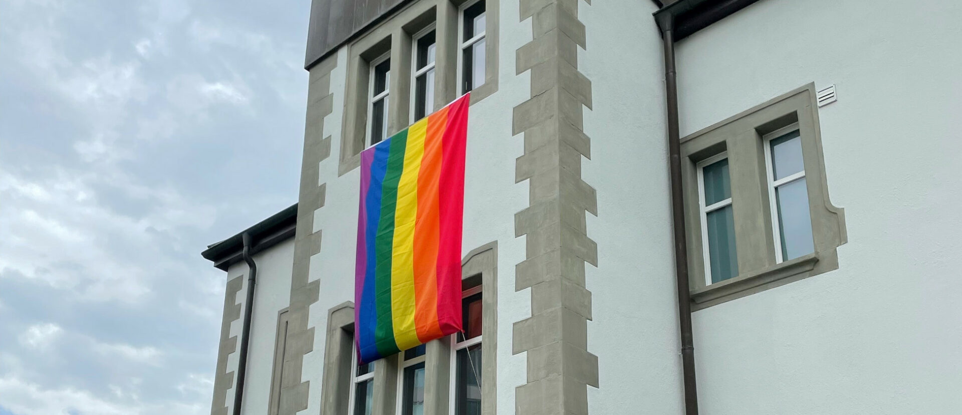 Die Regenbogenfahne hängt an der Landeskirche Aarau