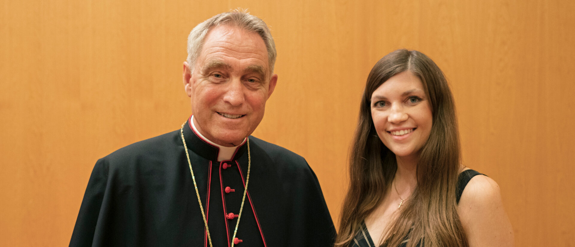 Erzbischof Georg Gänswein und Jacqueline Straub in Rom.