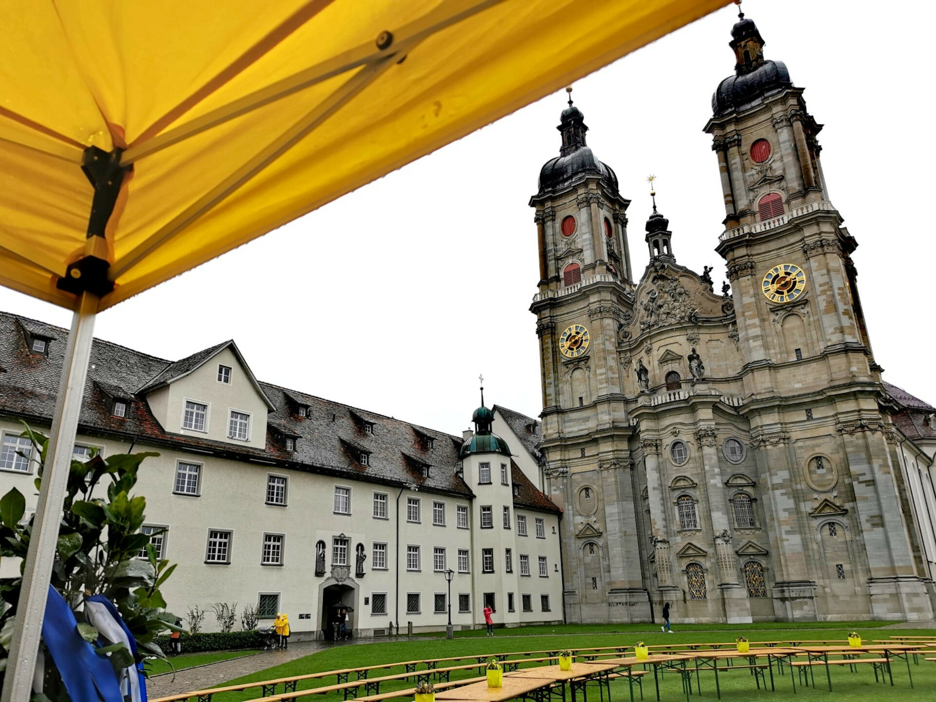Die Kathedrale im Hintergrund