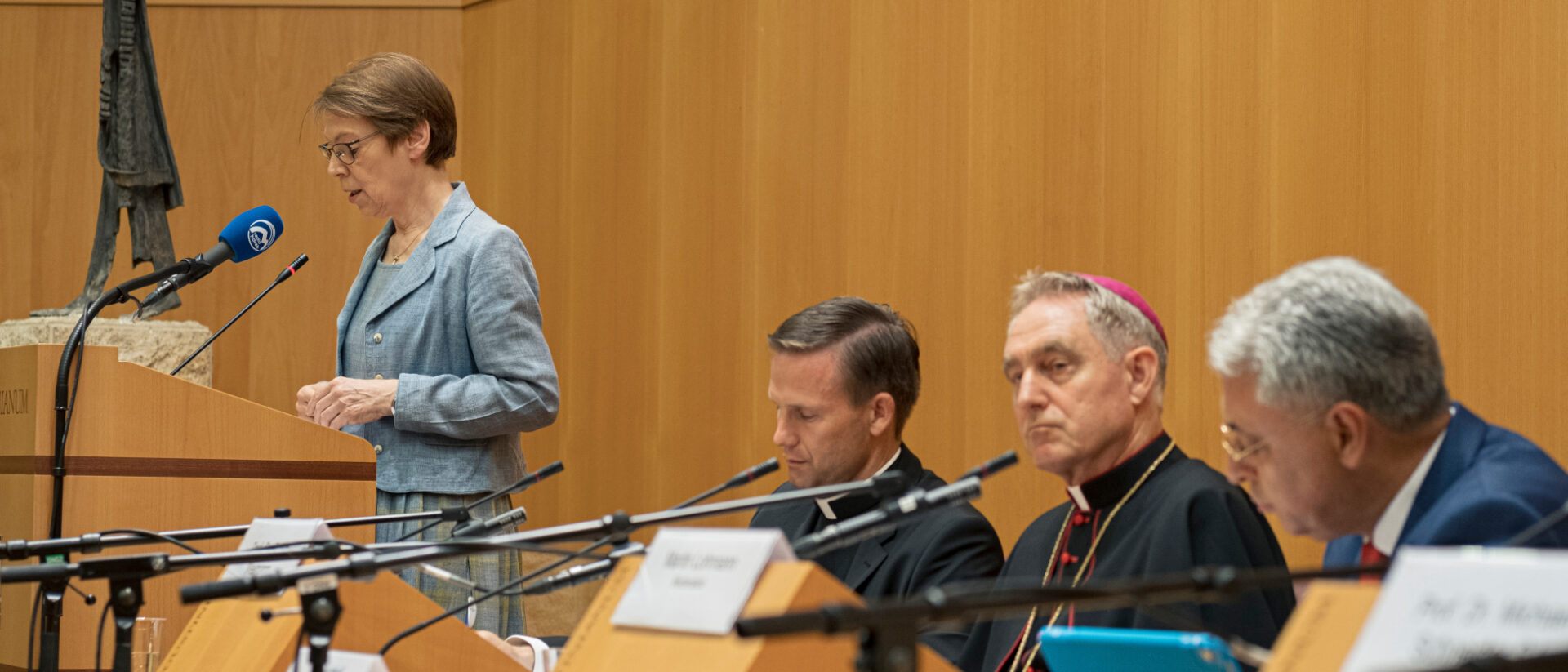 Barbara Hallensleben an einer Tagung des Benedikt-Schülerkreises in Rom. Erzbischof Georg Gänswein (zweiter von rechts) hört zu.