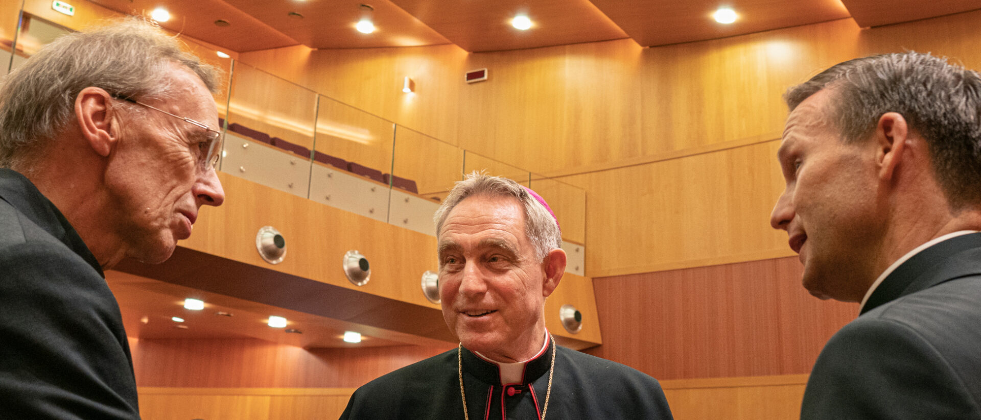 Erzbischof Georg Gänswein (Mitte) an einer Tagung von Benedikt-Schülern 2021 in Rom.