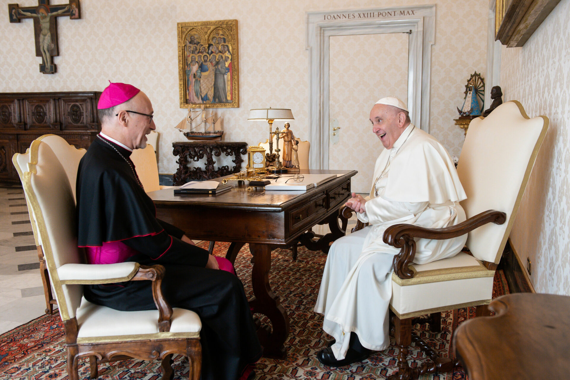 Nuntius Martin Krebs und Papst Franziskus.
