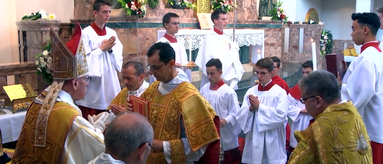 50 Jahre Priester: Altbischof Vitus Huonder feiert mit den Piusbrüdern