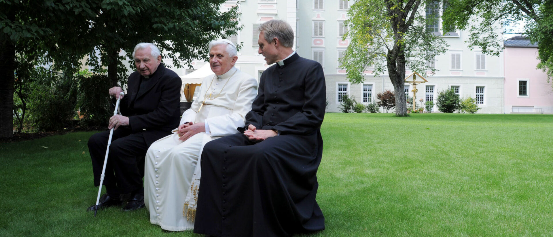 Benedikt XVI. mit seinem Bruder Georg Ratzinger (l.) und seinem Sekretär Georg Gänswein (r.) 2008.