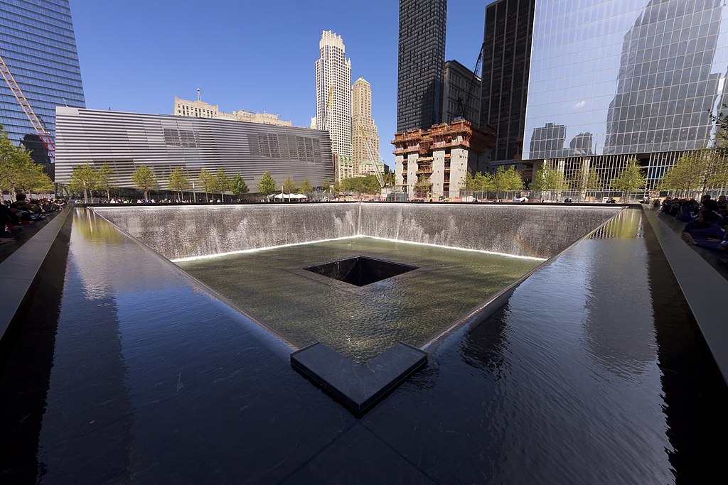 Blick über das südliche Becken des National September 11 Memorial in New York City auf das National September 11 Memorial Museum.