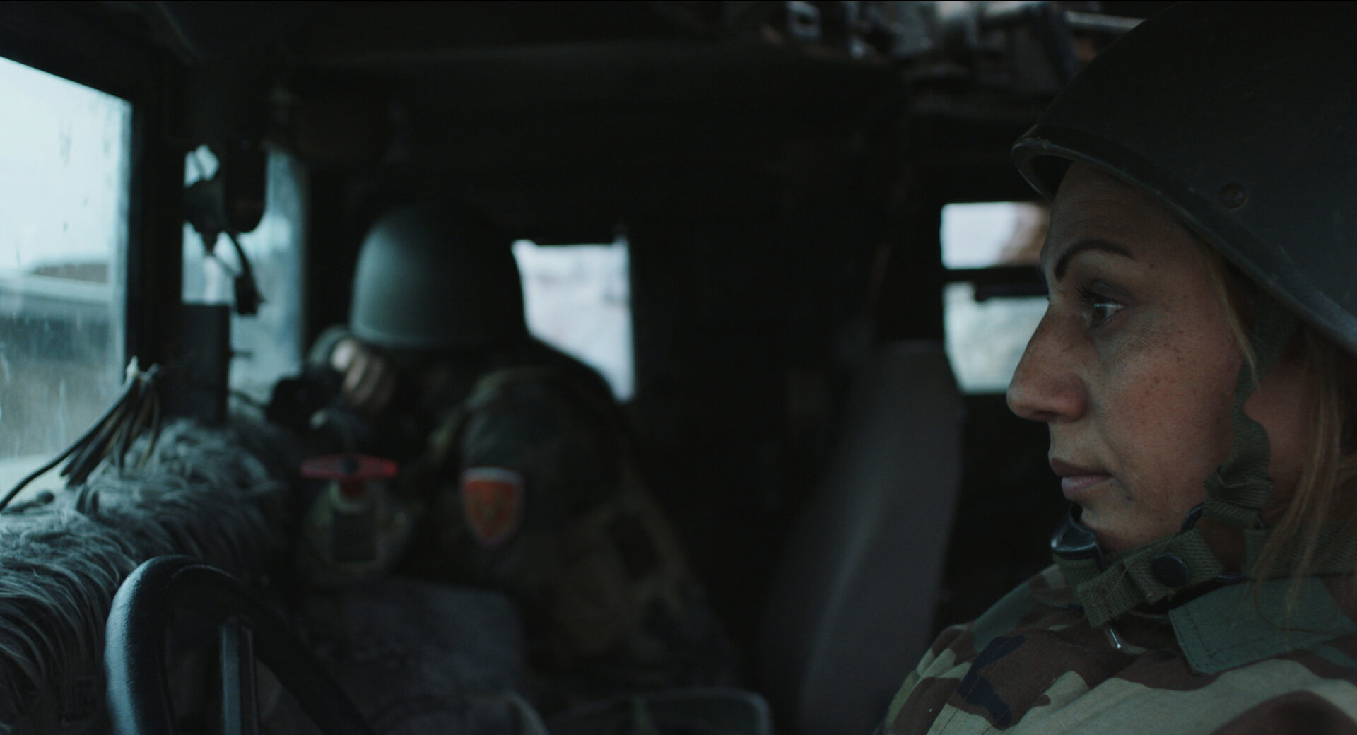 Peschmerga-Soldatinnen patrouillieren. Filmbild aus «Notturno»