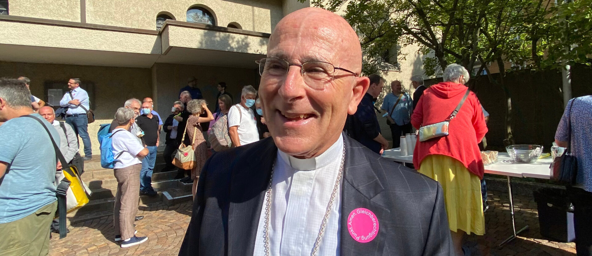Bischof Joseph Bonnemain mit "Gleichberechtigung. Punkt. Amen"-Button.