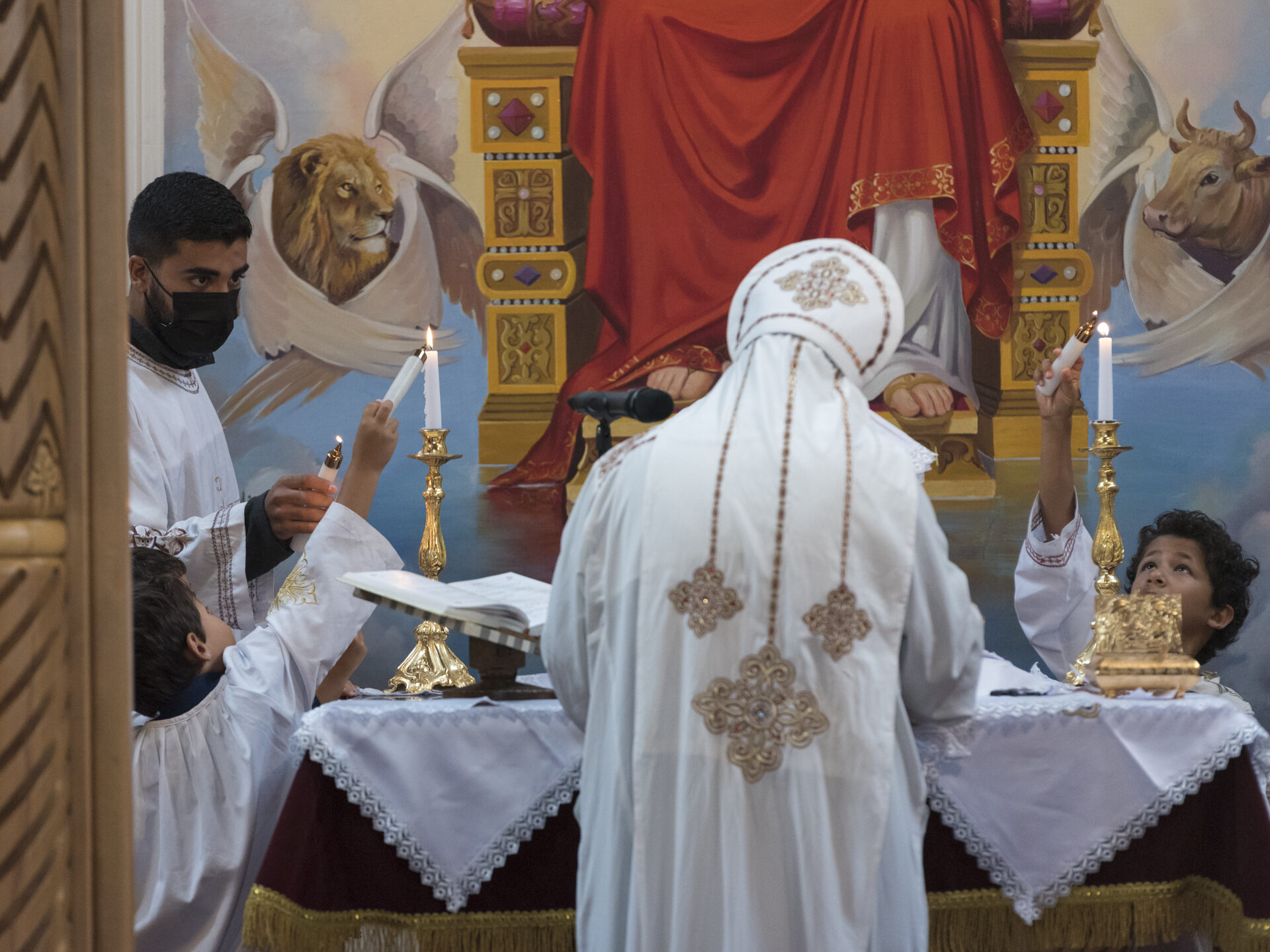Ministranten helfen bei den Vorbereitungen der Eucharistie mit.