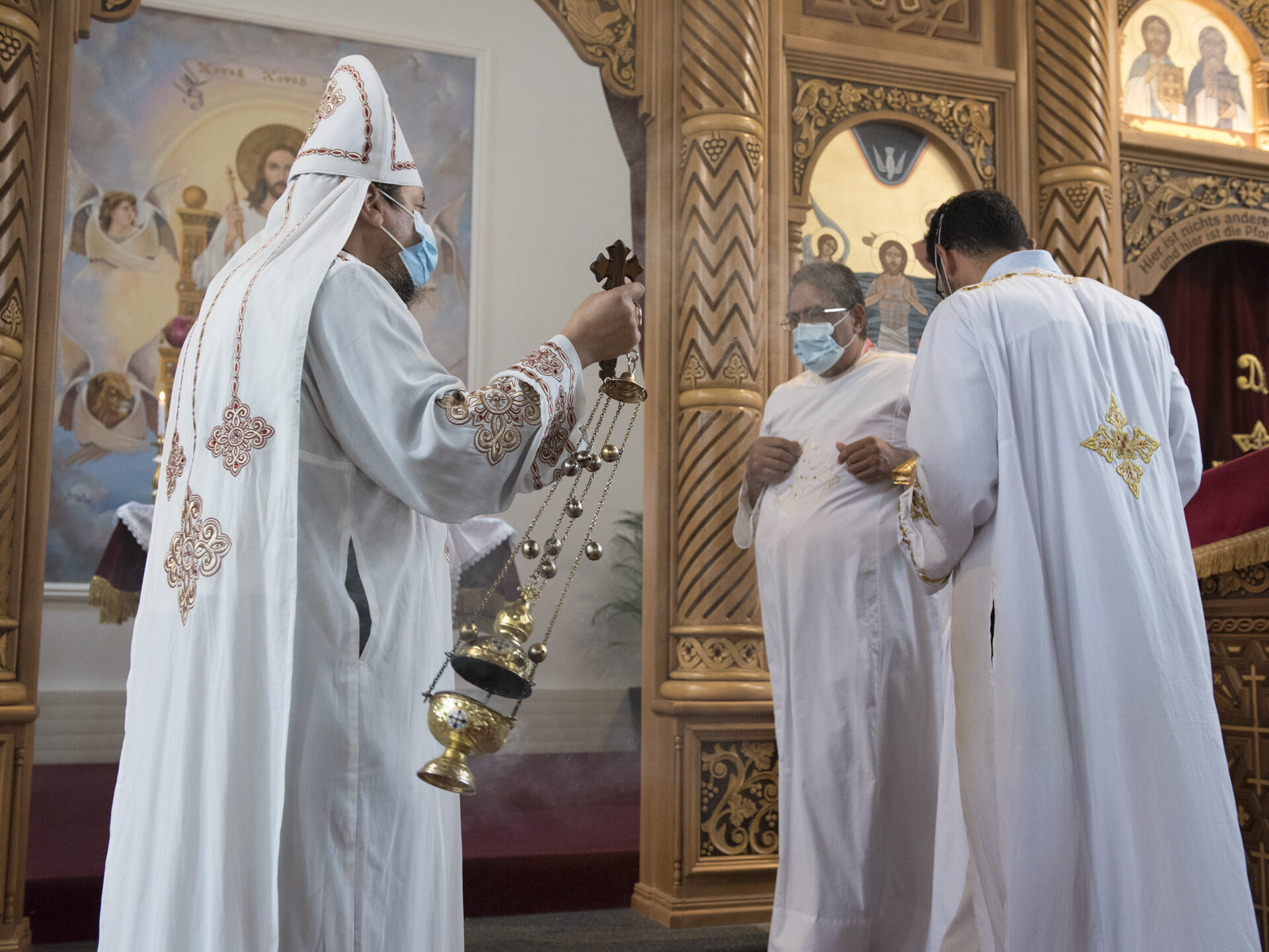 Im ersten Teil eines koptischen Gottesdienstes ist viel Weihrauch im Spiel.