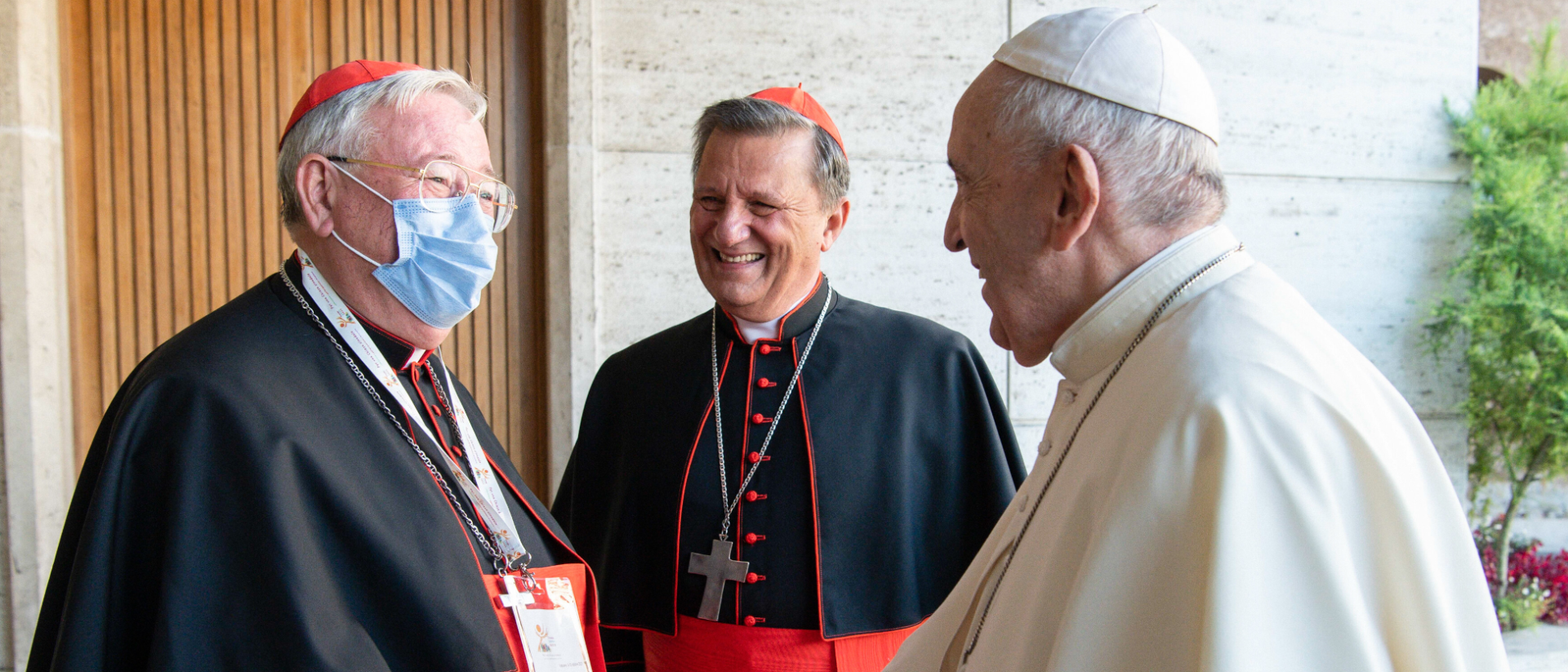 Jean-Claude Hollerich, Mario Grech und Papst Franziskus beim Start des synodalen Prozesses im Oktober 2021 in Rom.