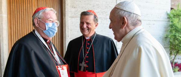 Jean-Claude Hollerich, Mario Grech und Papst Franziskus beim Start des synodalen Prozesses im Oktober 2021 in Rom. | KNA