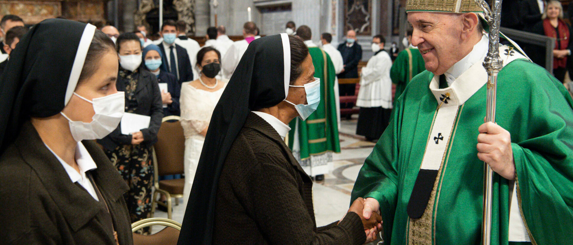 Schwester Gloria (Mitte) beim Papst (Oktober 2021).