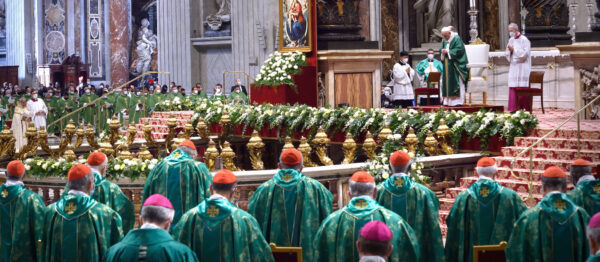 Papst Franziskus eröffnet im Oktober 2021 die Weltsynode im Petersdom. | KNA