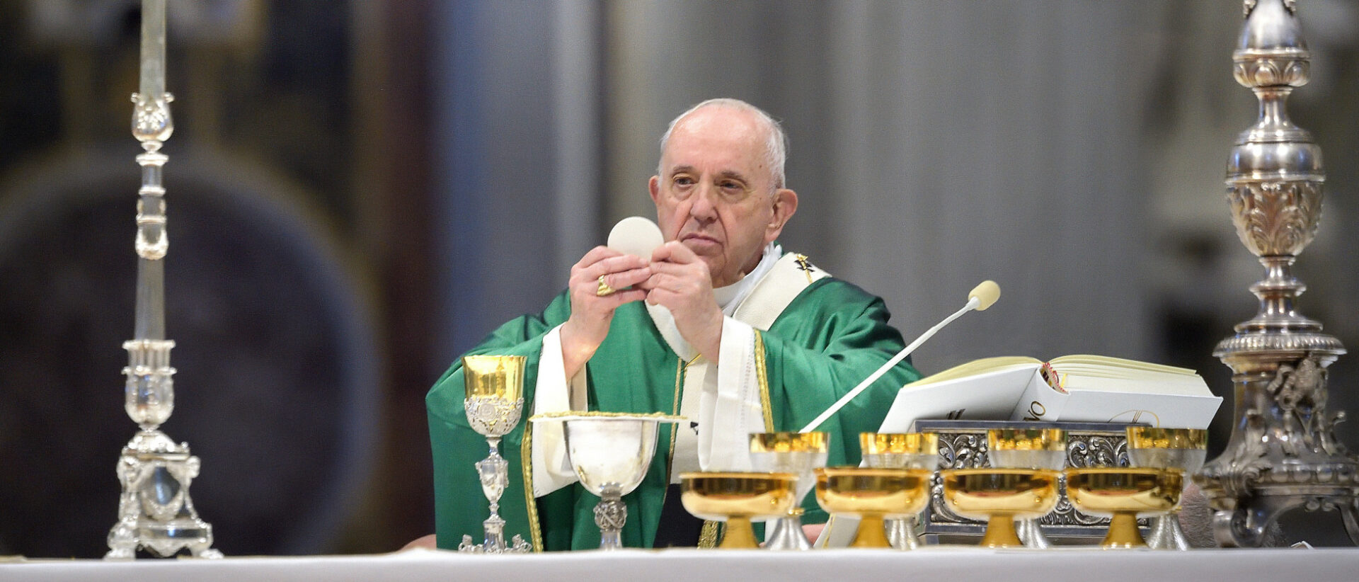 Papst Franziskus feiert einen Gottesdienst im Petersdom anlässlich der Eröffnung der Weltsynode der katholischen Kirche, am 10. Oktober 2021 im Vatikan.
