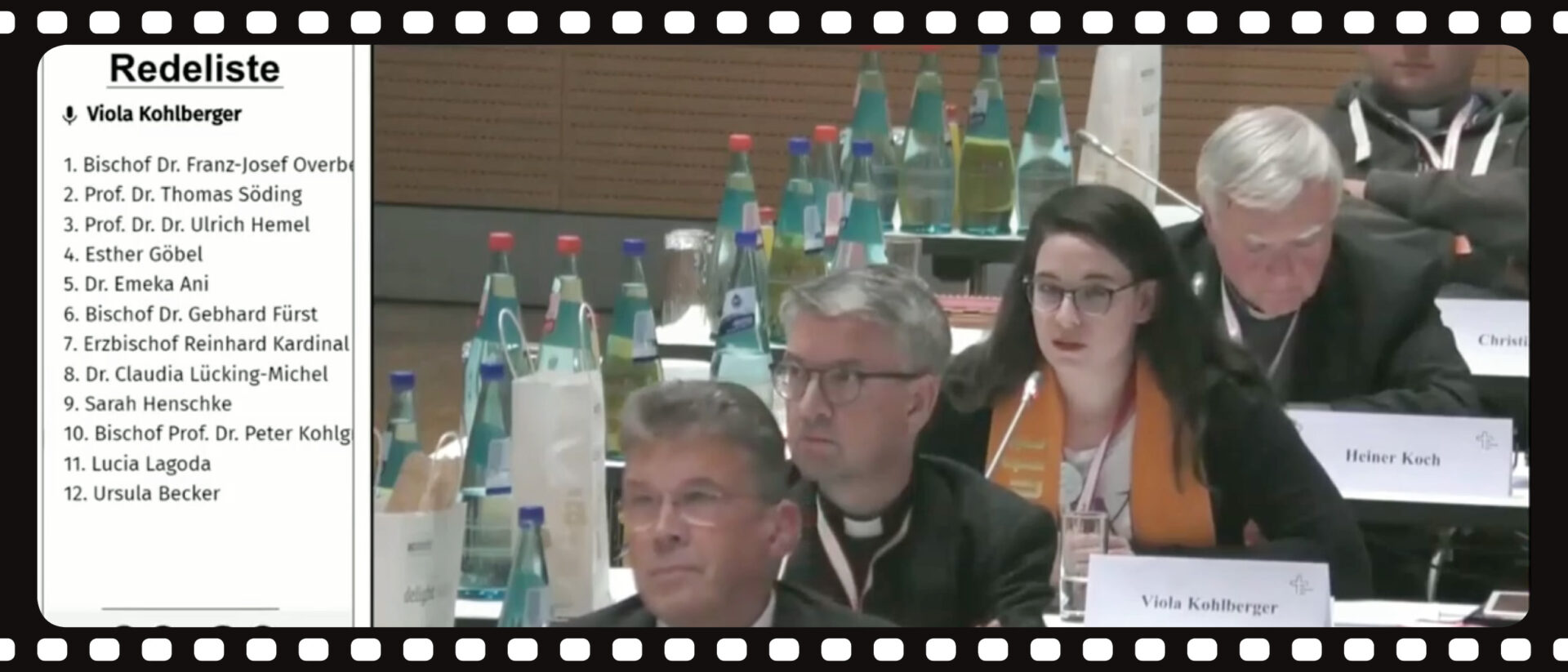 Screenshot vom Synodalen Weg in Deutschland: Viola Kohlberger sitzt vor und hinter einem Bischof.