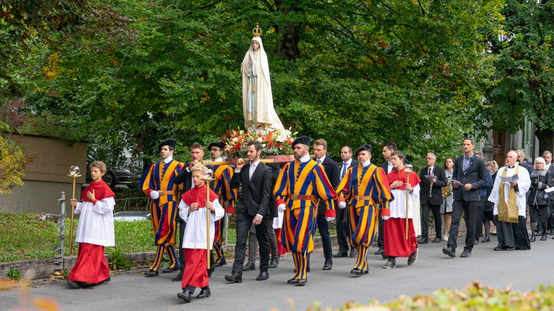 Unterwegs mit Gardisten - Rosenkranzprozession durch Einsiedeln.