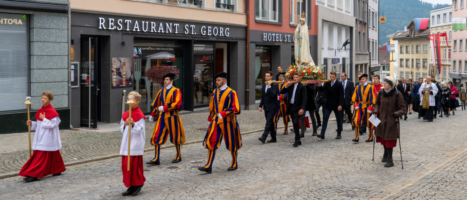 Rosenkranzprozession durch Einsiedeln zum 450. Jahrestag.