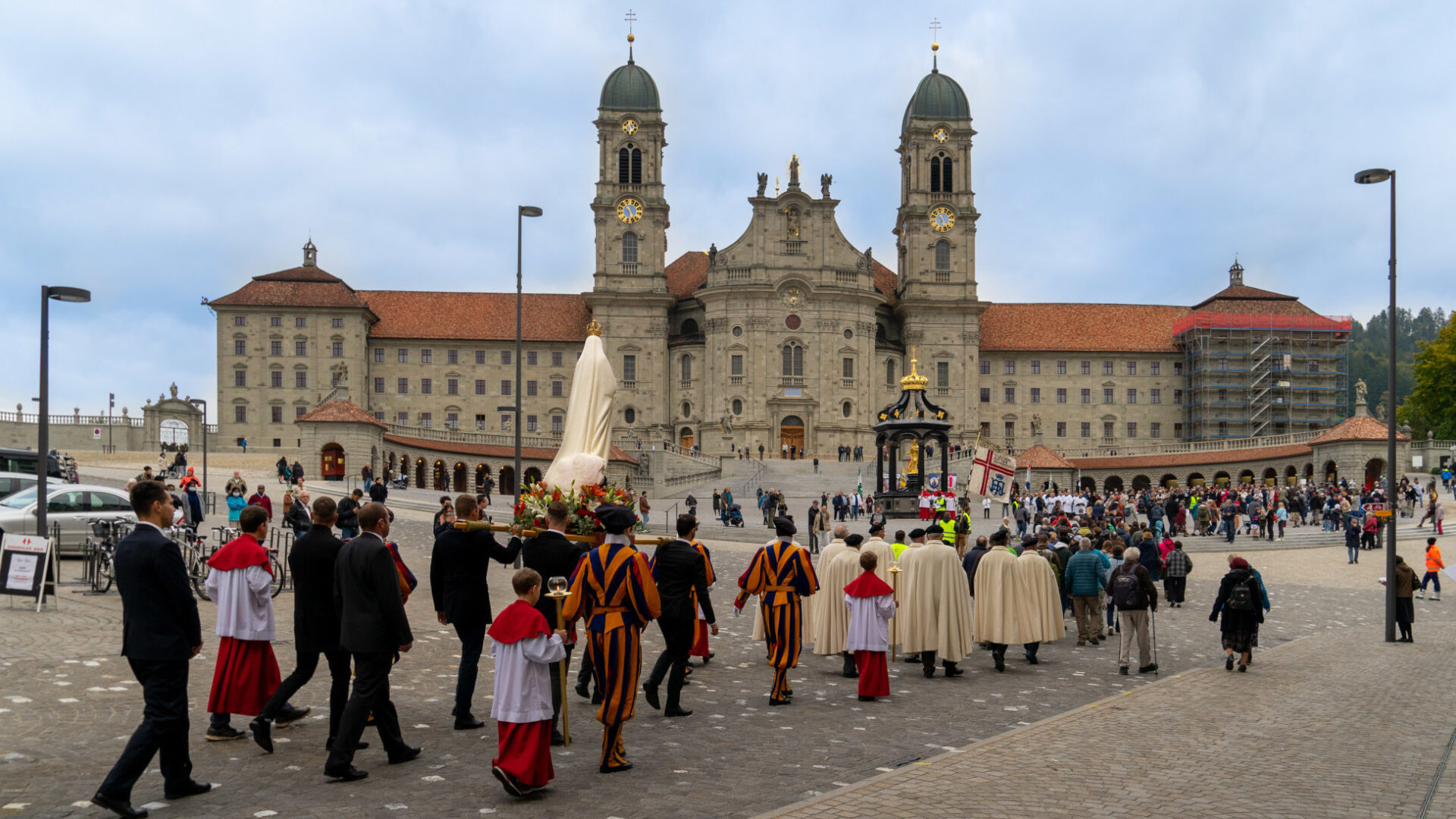Die Prozession erreicht den Einsiedler Klosterplatz.