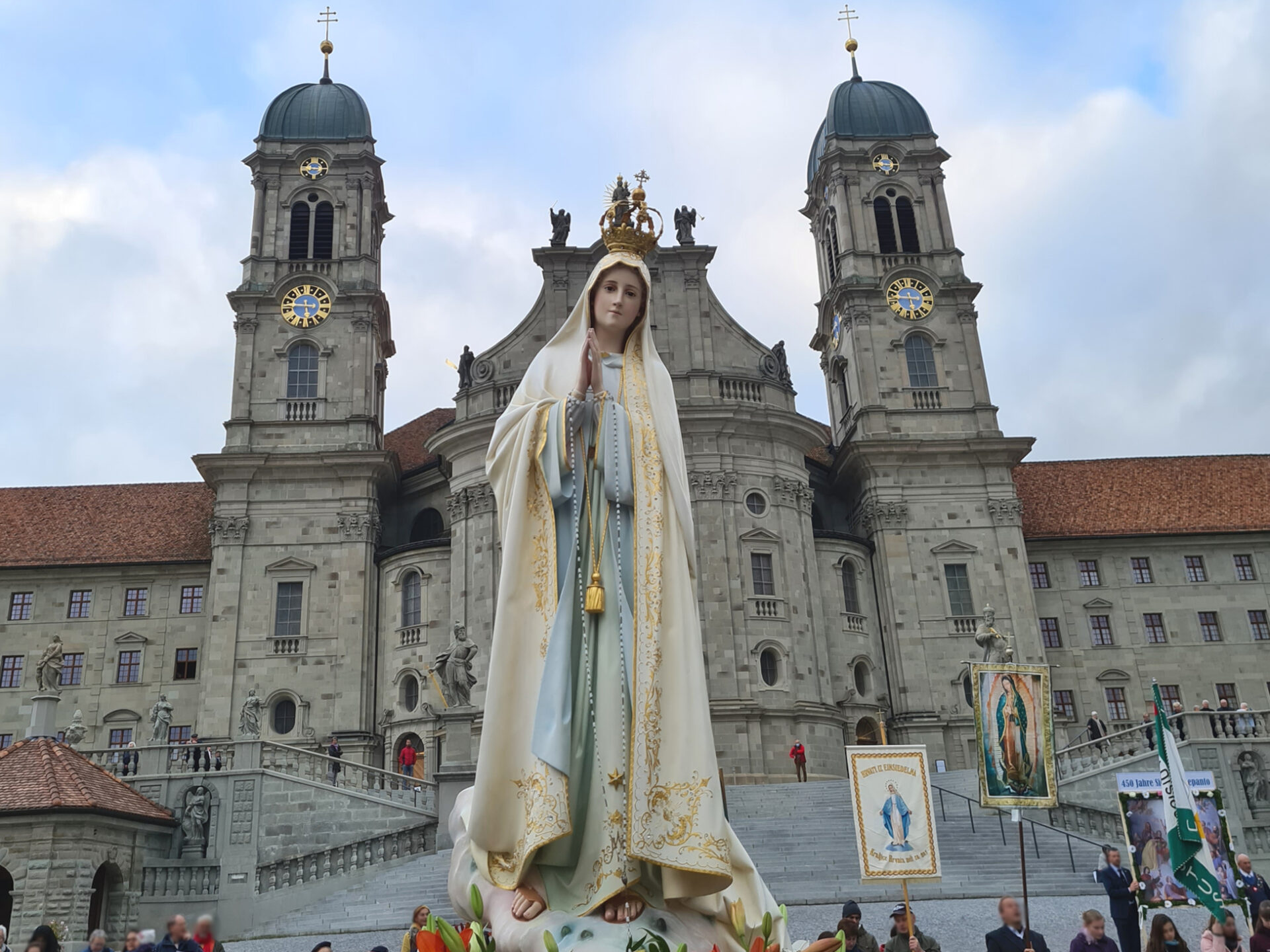 Marienstatue vor dem Kloster Einsiedeln