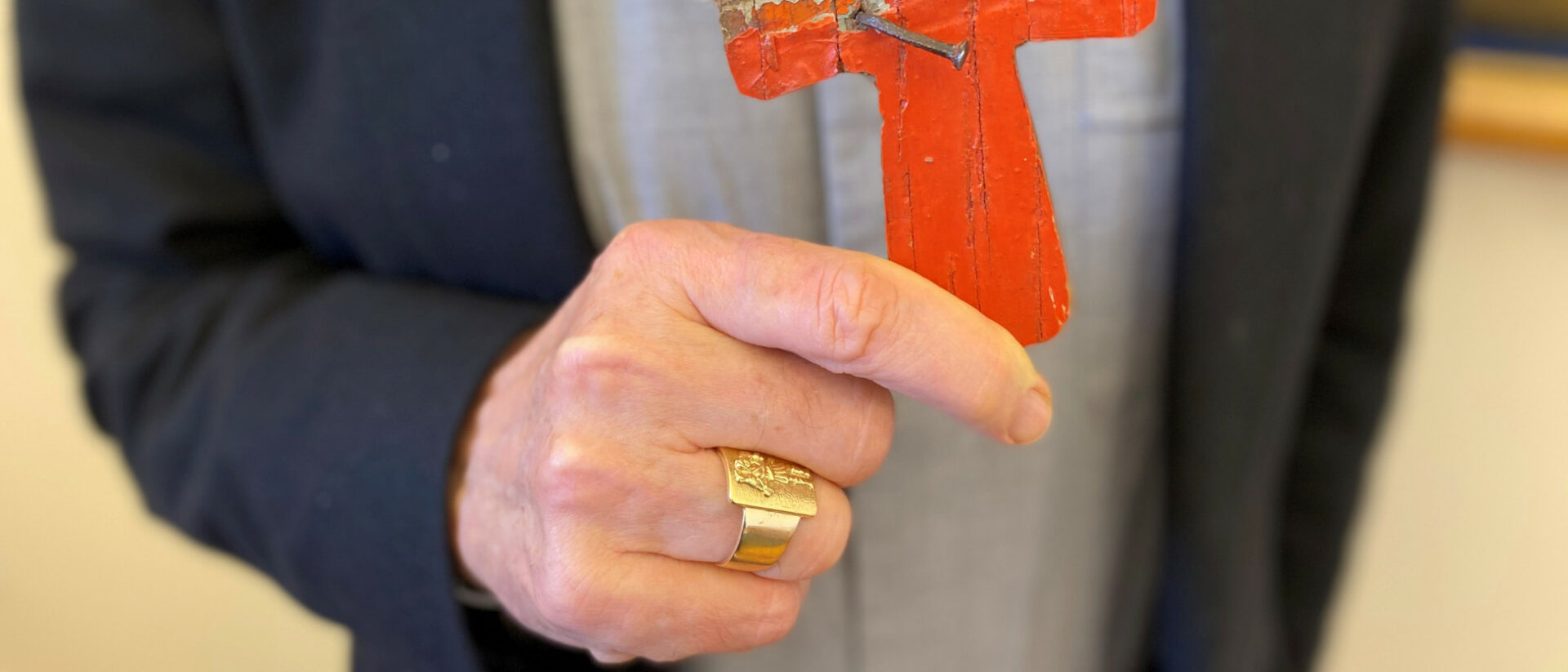 Das Brustkreuz von Kardinal Czerny ist ein Stück Holz eines Flüchtlingsbootes.