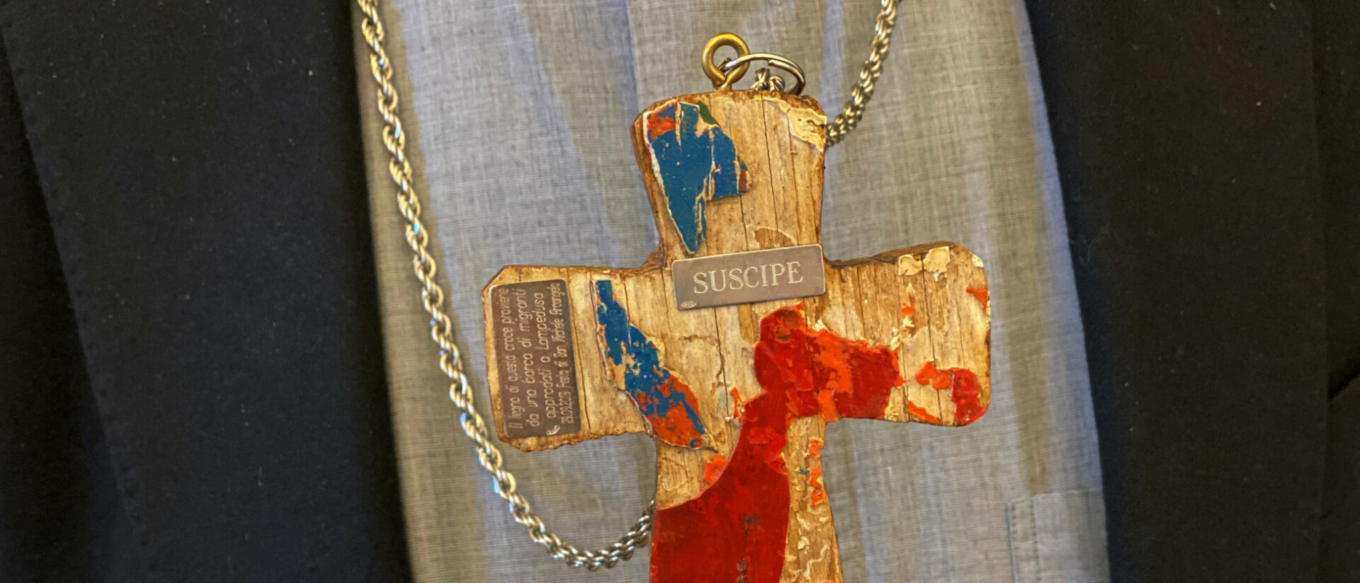 Das Brustkreuz von Kardinal Czerny ist ein Stück Holz eines Flüchtlingsbootes.