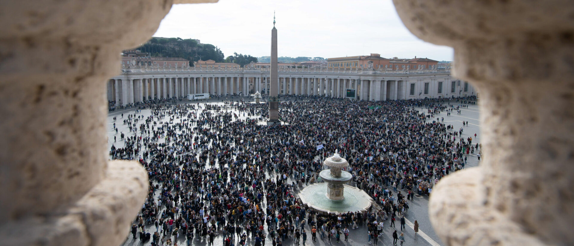 Menschen auf dem Petersplatz beim Mittagsgebet mit Papst Franziskus am 31. Oktober 2021 im Vatikan.