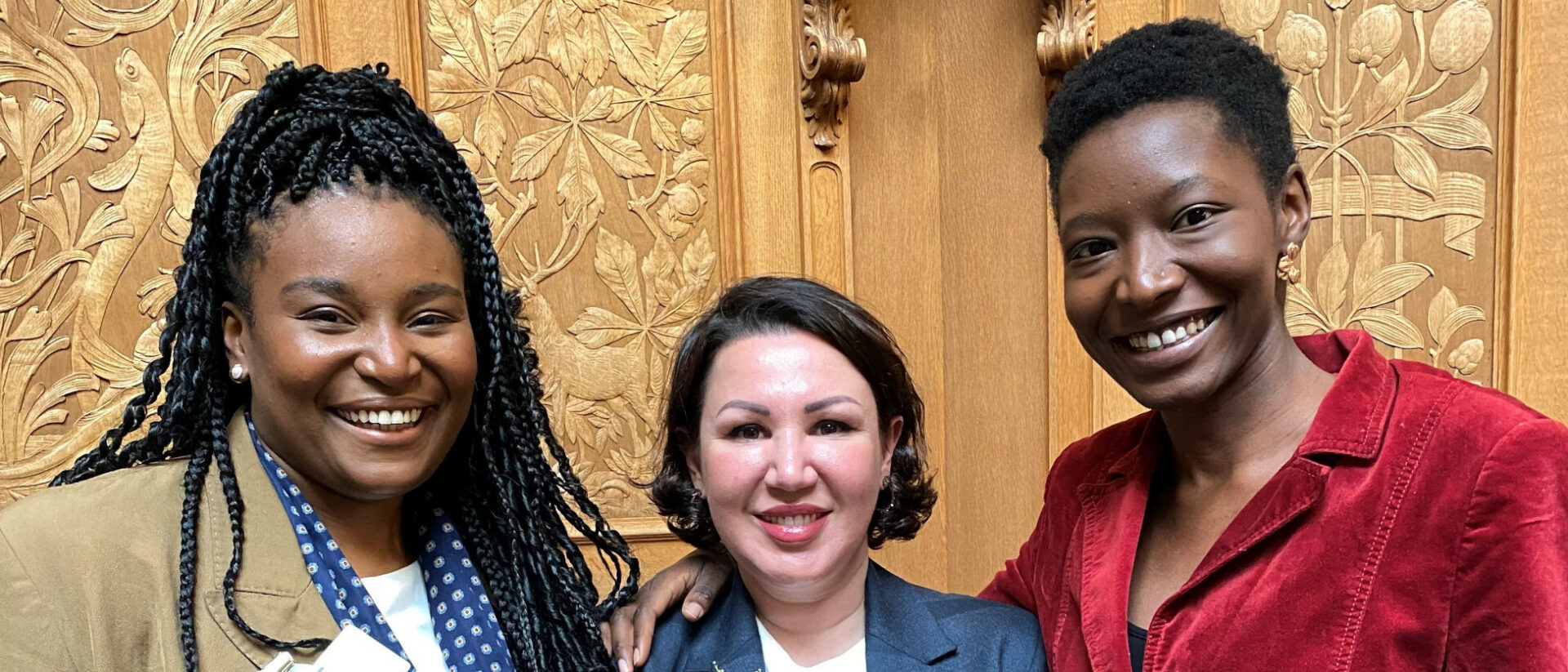 Sarah Paciarelli (Mitte) an der Frauensession. Links Mona-Lisa Kole und rechts Olga Madjnodji.